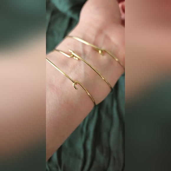 Set of 3 gold tone hook bracelets with stones size small - Picture 3 of 3
